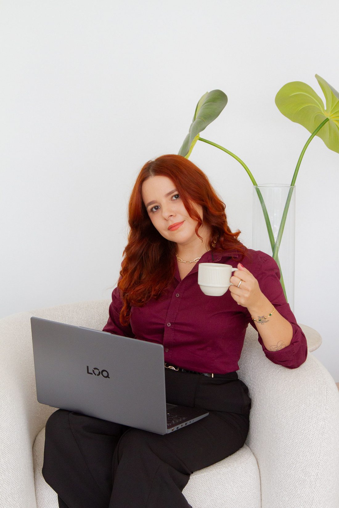 Anna Araujo com notebook e café